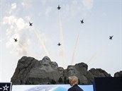 Prezident Donald Trump pozoruje pelet U.S. Navy Blue Angles u Mount Rushmore.