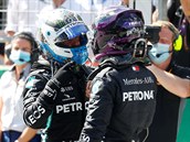 Jezdci Mercedesu Lewis Hamilton a Valtteri Bottas po úspné kvalifikaci v...