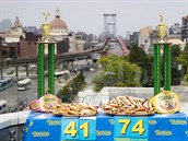 Letoním vítzem newyorské soute v pojídání hotdog, která se tradin koná...