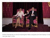 Epsteinova dlouholetá britská partnerka Ghislaine Maxwellová sedí spolu s...