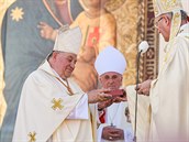 Na snímku kardinál Dominik Duka pebírá dar od Jana Graubnera