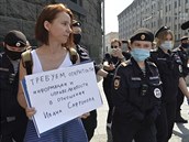 Policisté zatýkají Jelenu ernnkovou, novináku z ruského deníku Kommersant,...