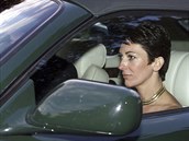 Epsteinova pítelkyn Ghislaine Maxwell na snímku z 2. záí 2000 jede v aut...