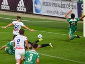 Luká Budínský z Boleslavi stílí druhý gól, vpravo Luká Hlka z Bohemians.
