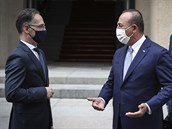 Turecký ministr zahranií Mevlut Cavusoglu (vpravo) se svým protjkem Heiko...
