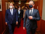 Turecký ministr zahranií Mevlut Cavusoglu (vlevo) se svým protjkem Heiko...