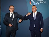 Turecký ministr zahranií Mevlut Cavusoglu (vpravo) se svým protjkem Heiko...