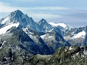 Hora Agassizhorn (uprosted) ve výcarských Alpách. Vlevo je Finsteraarhorn.