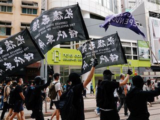 Protestujc dr transparenty hlsajc svobodn Hongkong