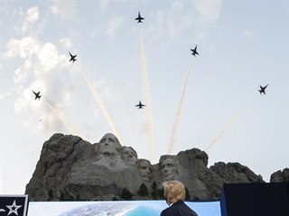 Prezident Donald Trump pozoruje pelet U.S. Navy Blue Angles u Mount Rushmore.