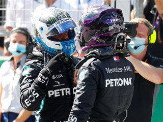 Jezdci Mercedesu Lewis Hamilton a Valtteri Bottas po spn kvalifikaci v...