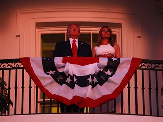 Prezident Donald Trump a prvn dma Melania Trumpov sleduj slavnostn...