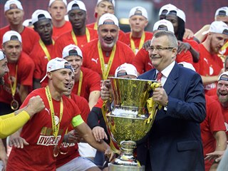 Pedseda pedstavenstva Slavie Jaroslav Tvrdk dr ligovou trofej pi...