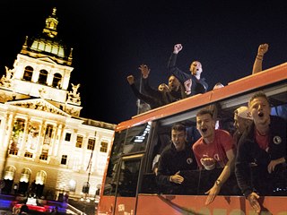 Oslavy hr Slavie v autobuse.