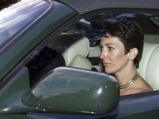 Epsteinova ptelkyn Ghislaine Maxwell na snmku z 2. z 2000 jede v aut...
