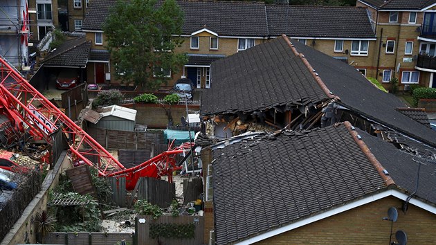 Na východ� Londýna se ve st�edu z�ítil stavební je�áb, který dopadl na n�kolik...