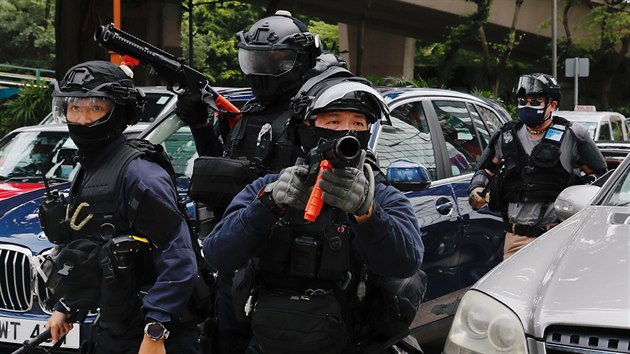 Policie pouila proti protestujícím v Hongkongu slzný plyn.