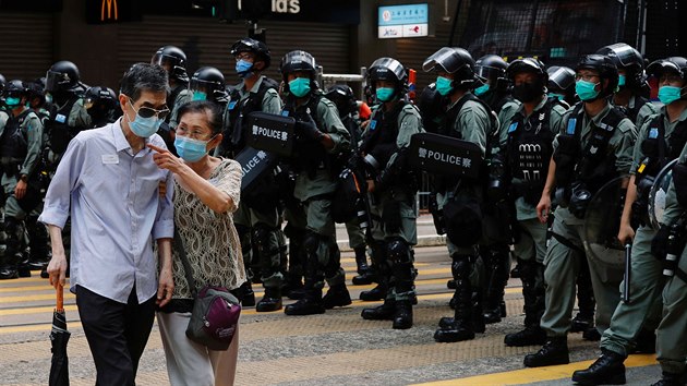 Policisté potlaují protesty za nezávislost v Hongkongu.