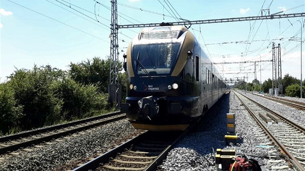 Vlak Leo Expressu se 150 lidmi narazil do trakčního vedení. Doprava na  hlavní trati u Přerova stála | Domov | Lidovky.cz