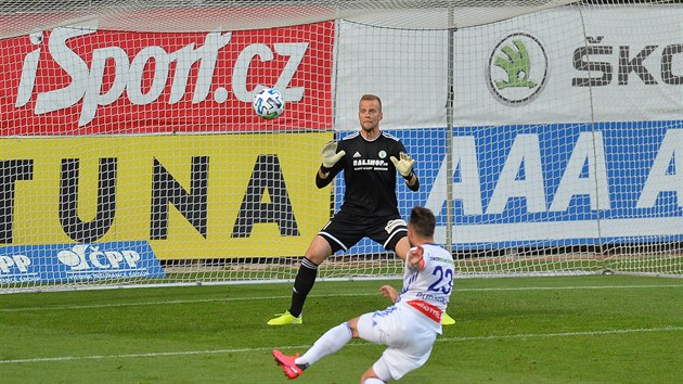 Luká Budínský stílí první branku v utkání s praskými Bohemians.