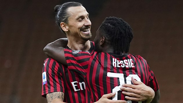 Zlatan Ibrahimovic a Franck Kessie oslavují branku,