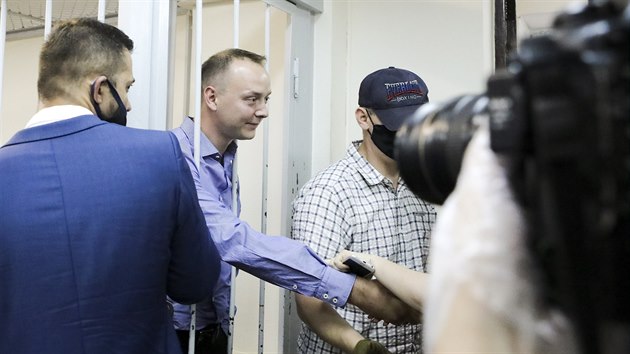 Ivan Safronov si podává ruku se svými pívrenci v soudní síni.