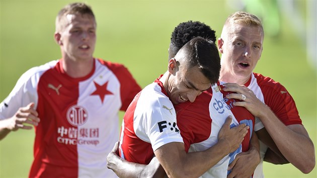 Vpedu zleva Petar Musa, autor prvního gólu Ibrahim Benjamin Traoré a Michal...