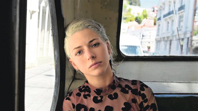 Ema. Mariana Di Girolamová v titulní roli filmu Pabla Larraína.