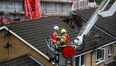 �ást jej dopadla na rozestav�ný bytový d�m, dal�í �ást na nedaleké �adové domky.