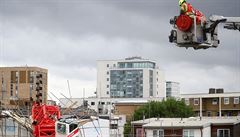 Na východ� Londýna se ve st�edu z�ítil stavební je�áb, který dopadl na n�kolik...