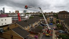 Na východ� Londýna se ve st�edu z�ítil stavební je�áb, který dopadl na n�kolik...