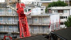 Na východ� Londýna se ve st�edu z�ítil stavební je�áb, který dopadl na n�kolik...