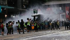 Policie pou�ila proti protestujícím v Hongkongu vodní d�la.