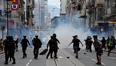 Policie pou�ila proti protestujícím v Hongkongu slzný plyn.