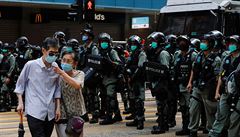 Star�í pár v rou�kách prochází kolem policist�