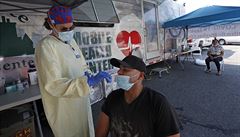 Pandemie covidu-19 postupuje v USA a opět děsí Evropu i Asii. Během pátku se nakazil rekordní počet lidí