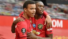 Aaron Wan-Bissaka gratuluje Masonovi Greenwoodovi k jedné ze dvou branek do...