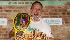 Joey Chestnut slaví nový světový rekord v pojídání hotdogů. | na serveru Lidovky.cz | aktuální zprávy
