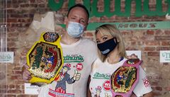 Svtoví rekordmani v pojídání hotdog - Joey Chestnut a Miki Sudová.