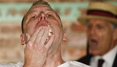 Jedlíkovi Joeymu Chestnutovi se podailo sníst 75 hotdog za deset minut.
