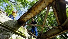 Do dal�í práce na zaniklé trati nad Zubrnicemi v �eském st�edoho�í se 5....