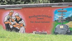 V meklenburském Jamelu skoupili neonacisté většinu vesnice. Nápis na jedné z...