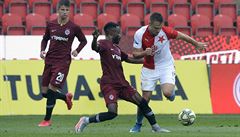 Guélor Kanga v souboji se Stanislavem Teclem.