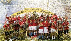 Radující se fotbalisté Slavie.