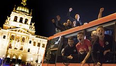 Oslavy hrá Slavie v autobuse.
