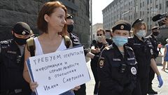 Policisté zatýkají Jelenu �ern�nkovou, noviná�ku z ruského deníku Kommersant,...