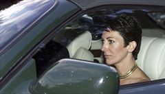 Epsteinova pítelkyn Ghislaine Maxwell na snímku z 2. záí 2000 jede v aut...
