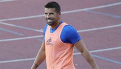 Milan Baro� z Ostravy se rozcvi�uje p�ed za�átkem svého posledního zápasu.