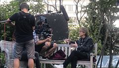 Z natá�ení. Miroslav �birka (vpravo) pustil filma�e i do svého soukromí.