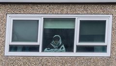 Žena v karanténě v jednom z výškových domů v Melbourne.